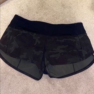 LULULEMON GREEN CAMO SHORTS 💚🤎